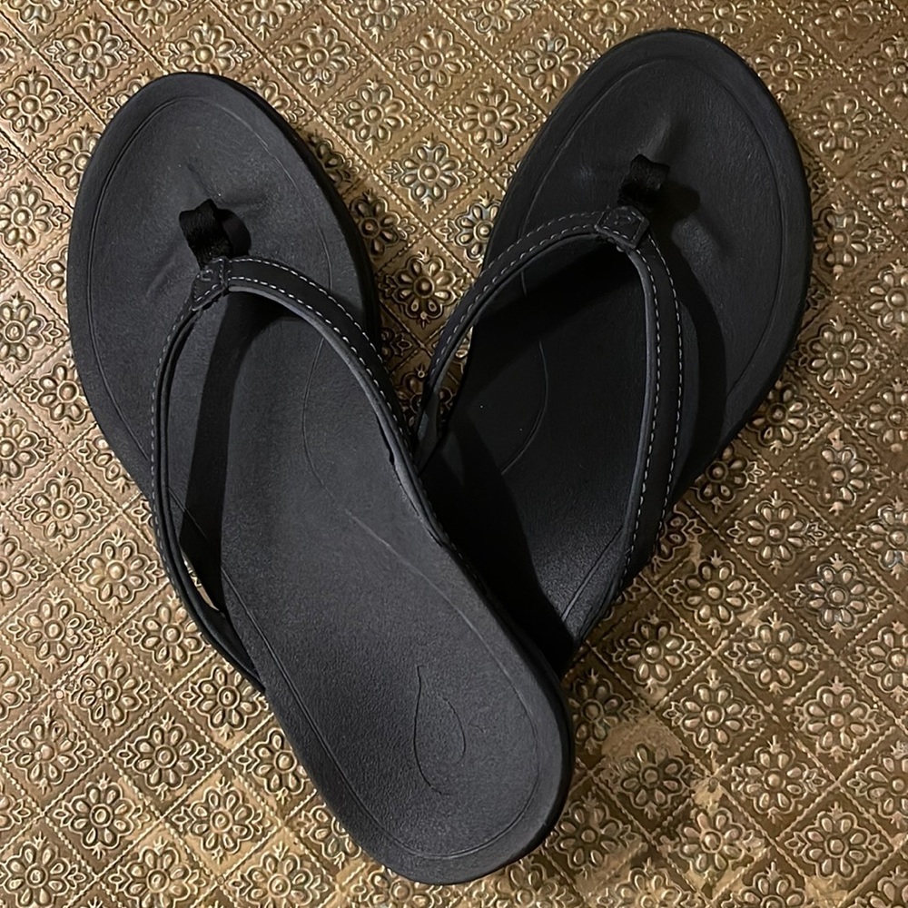 Black Olukai Flip Flops Size 6